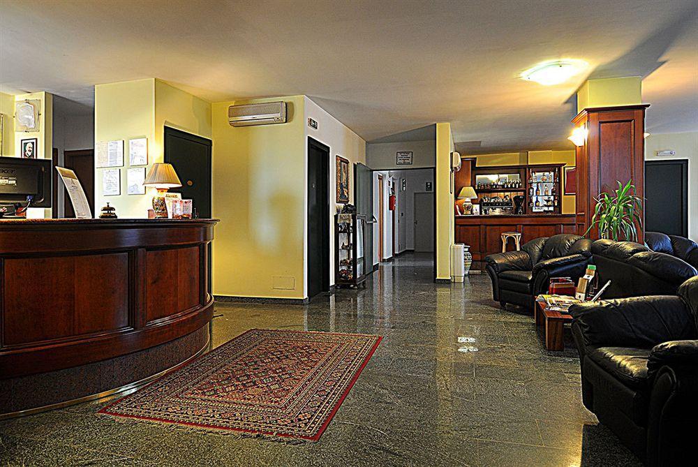 Ascot Lodging Cardano Al Campo Dalaman gambar