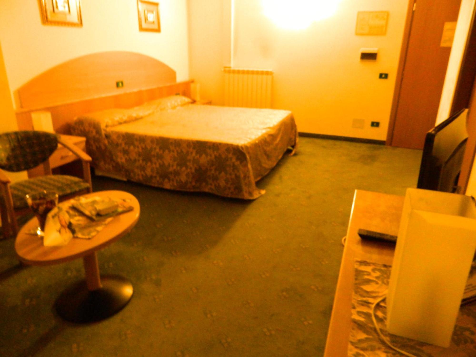Ascot Lodging Cardano Al Campo Luaran gambar
