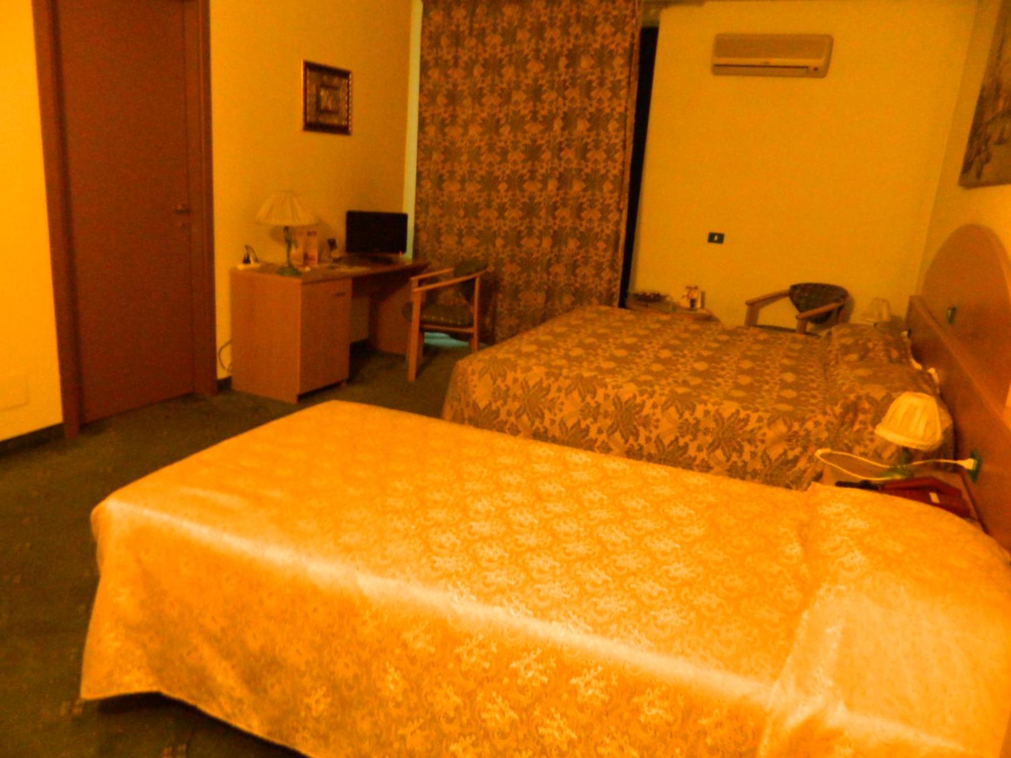 Ascot Lodging Cardano Al Campo Luaran gambar