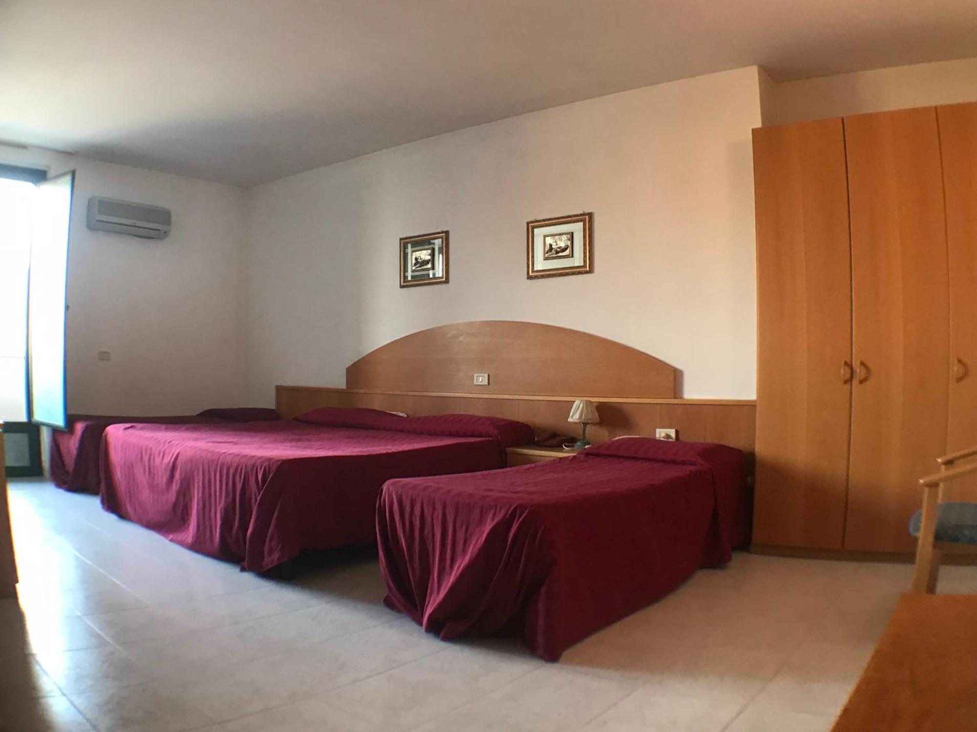 Ascot Lodging Cardano Al Campo Bilik gambar