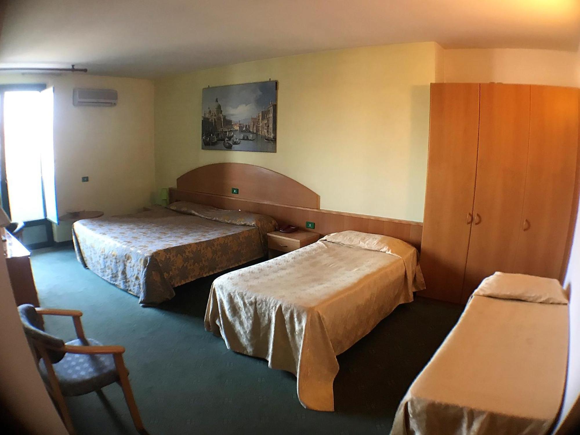 Ascot Lodging Cardano Al Campo Bilik gambar