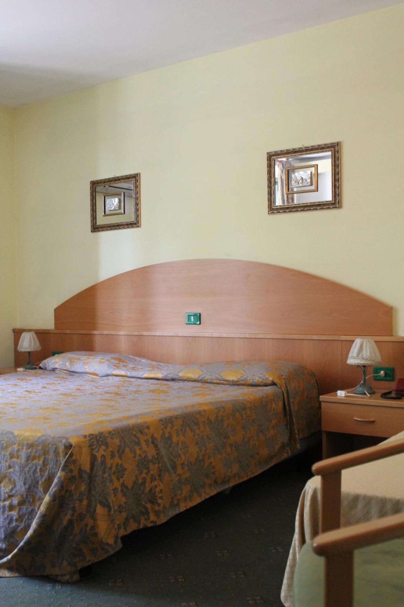 Ascot Lodging Cardano Al Campo Bilik gambar