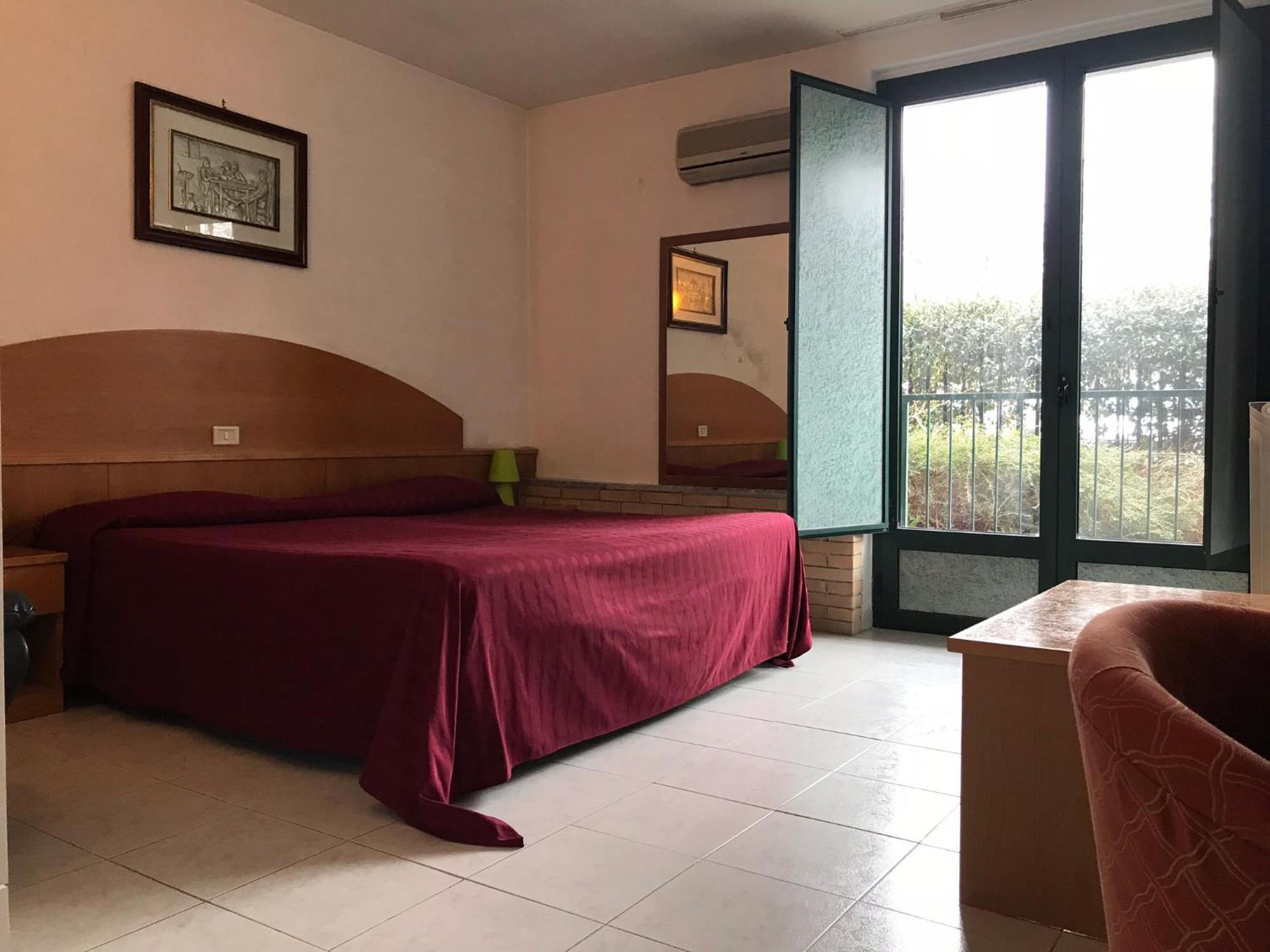 Ascot Lodging Cardano Al Campo Bilik gambar