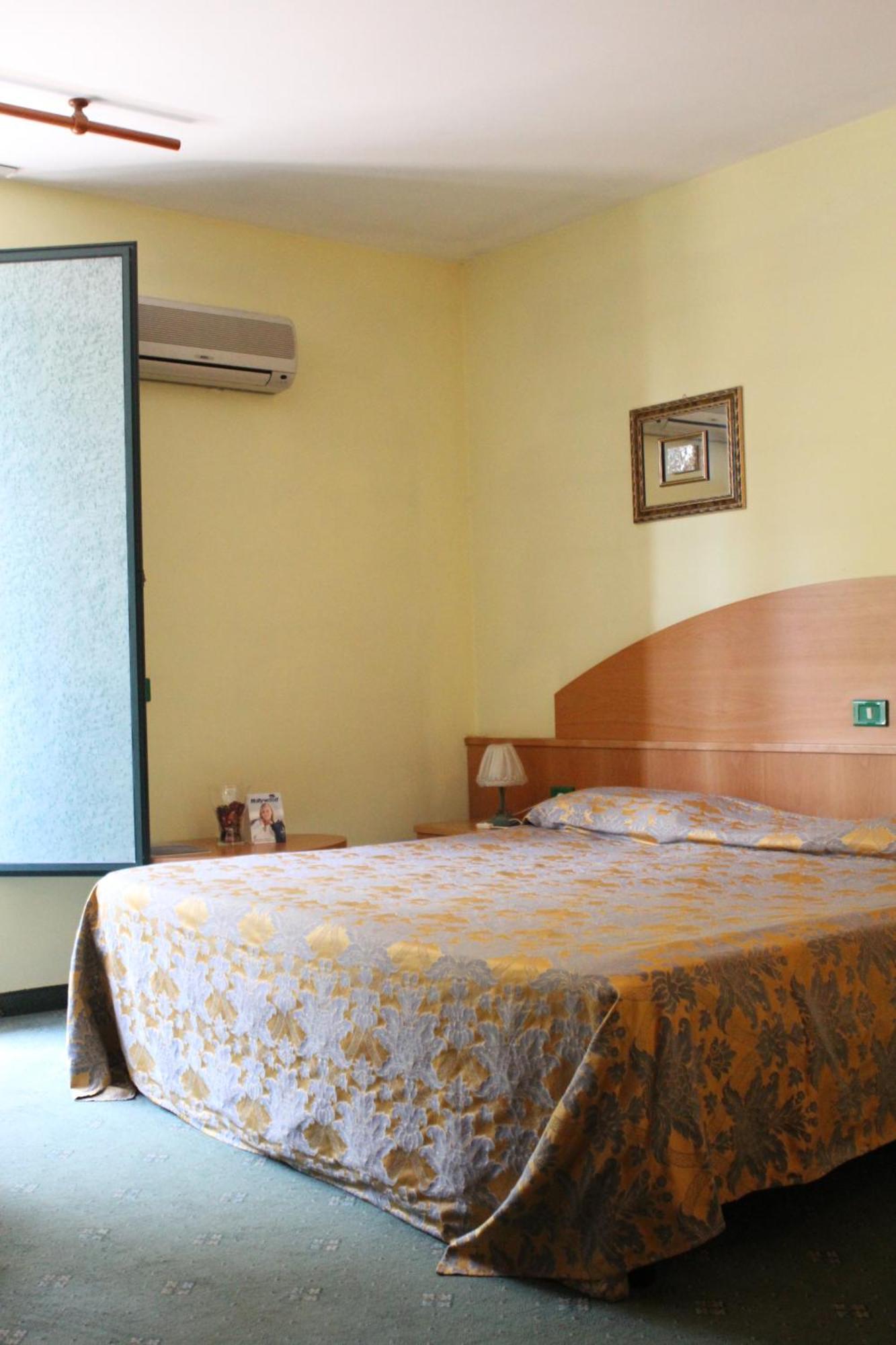 Ascot Lodging Cardano Al Campo Bilik gambar