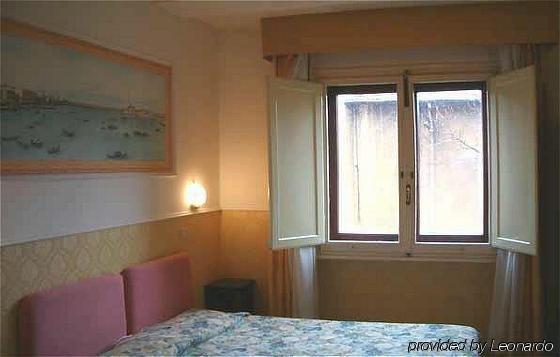 Ascot Lodging Cardano Al Campo Bilik gambar
