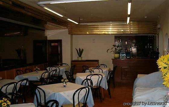 Ascot Lodging Cardano Al Campo Restoran gambar