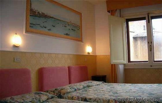 Ascot Lodging Cardano Al Campo Bilik gambar