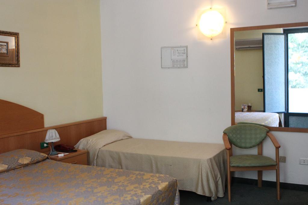Ascot Lodging Cardano Al Campo Luaran gambar