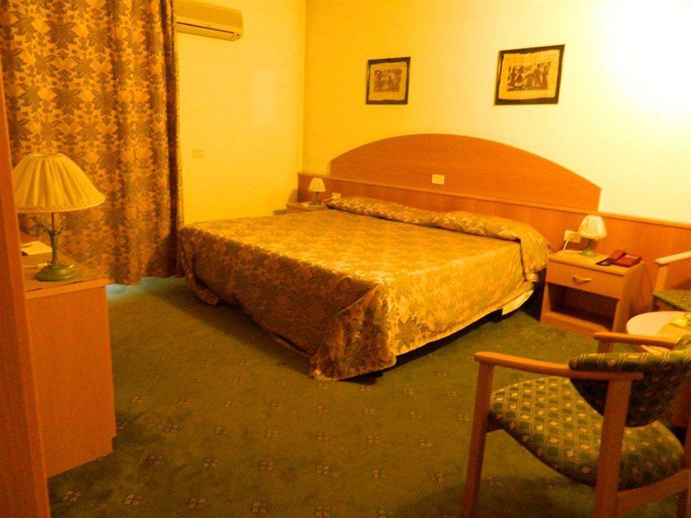 Ascot Lodging Cardano Al Campo Luaran gambar