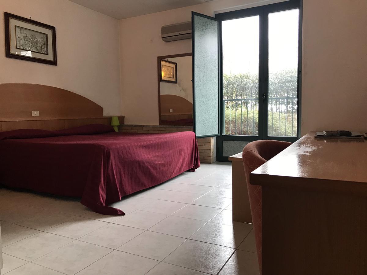 Ascot Lodging Cardano Al Campo Luaran gambar