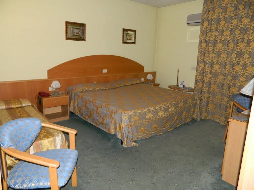 Ascot Lodging Cardano Al Campo Luaran gambar