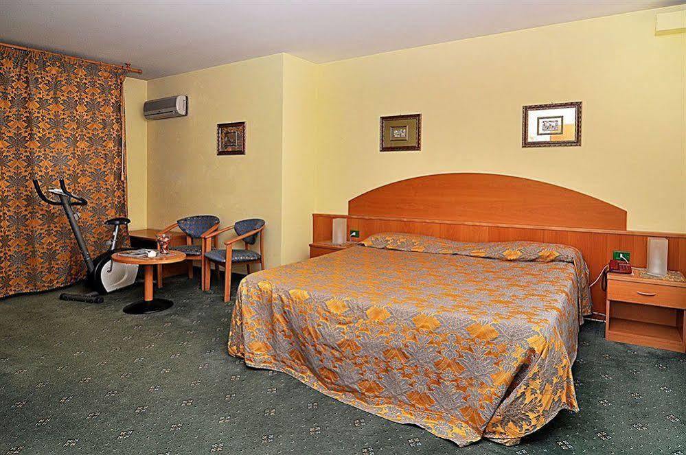 Ascot Lodging Cardano Al Campo Luaran gambar